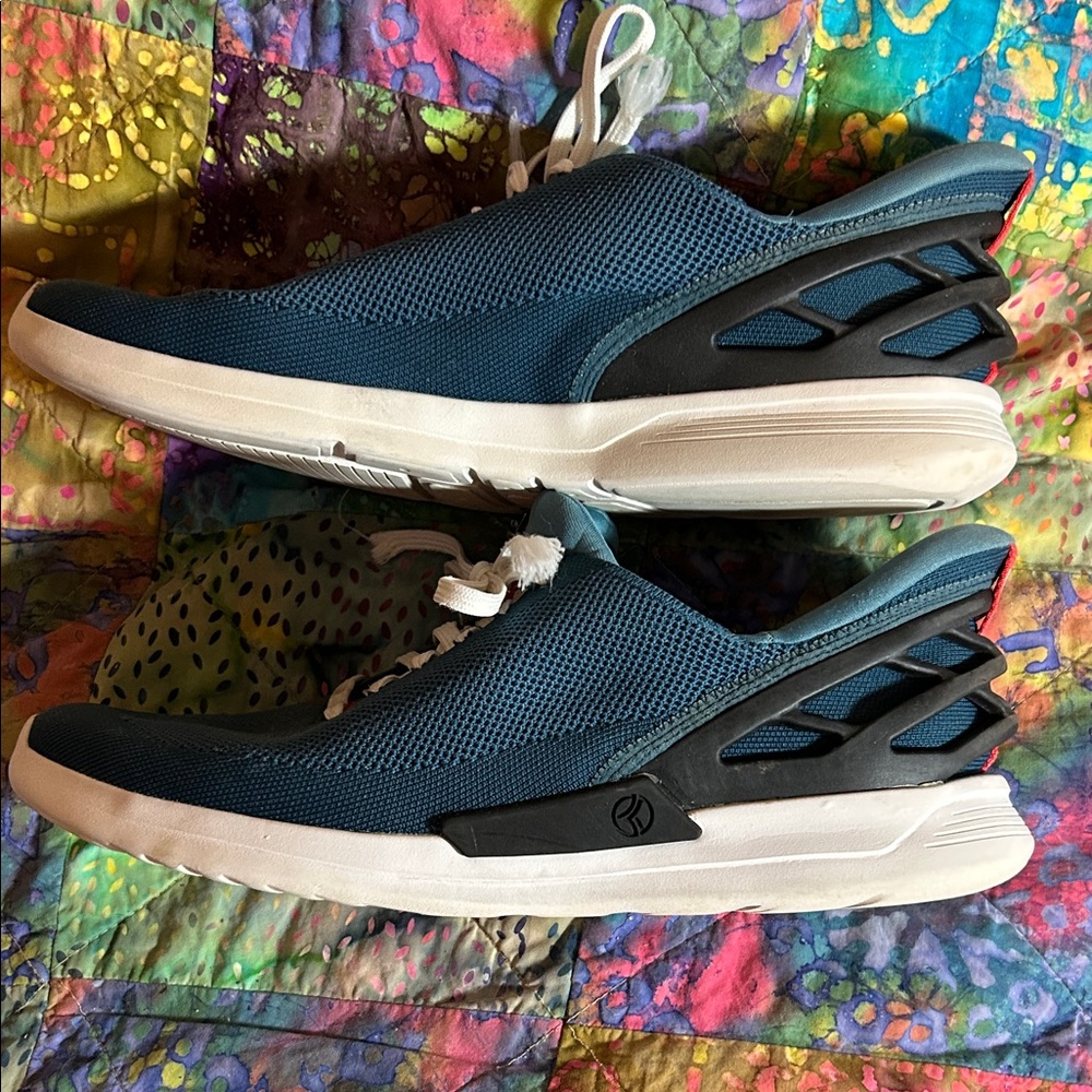 Nice pair of men’s size 10.5 blue athletic shoes in good condition - Picture 4 of 8